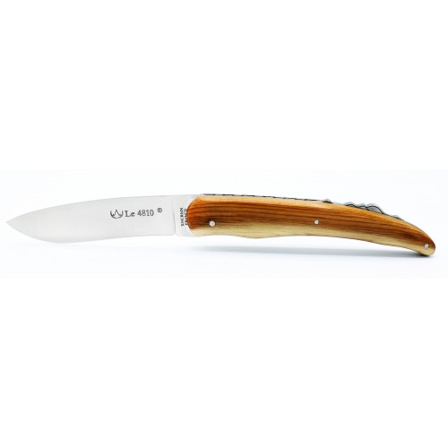 The 4810 folding knife in Yew wood