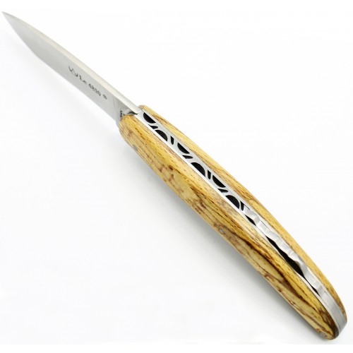 The 4810 folding knife in beech wood